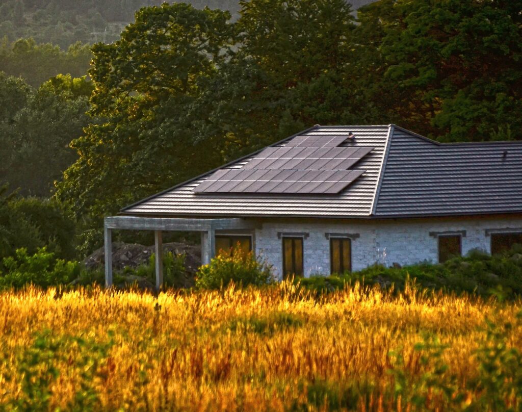 instalacja off‑grid na działce bez prądu