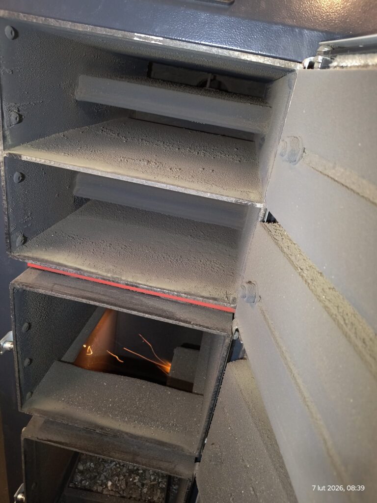 Tak wyglądała praca na 100%. Spieki blokowały ogień