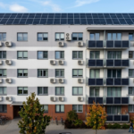 Czy klimatyzacja w bloku przeciąży sieć? Fakty, mity i bezpieczny montaż